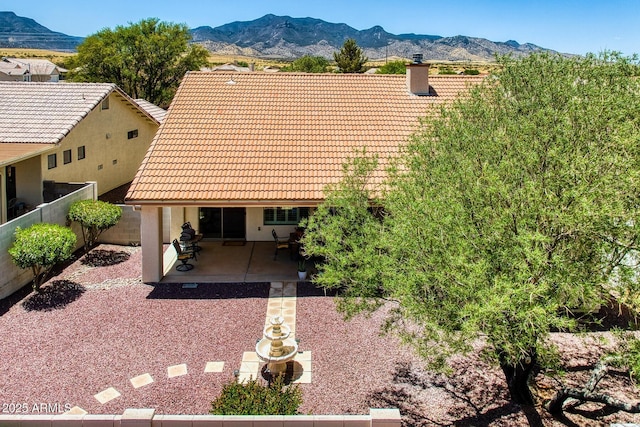 birds eye view of property featuring a mountain view