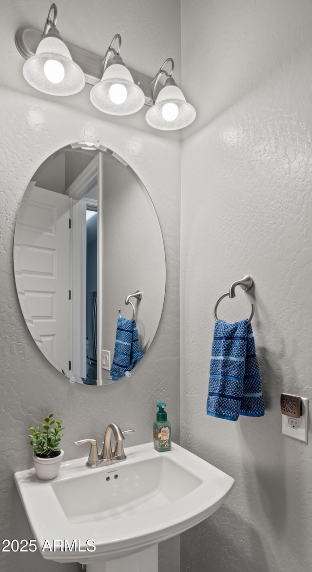 bathroom featuring sink