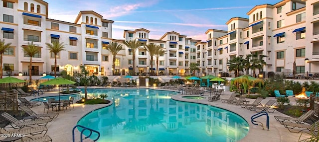 2511 W Queen Creek Rd Unit 374, Chandler, AZ 85248 - community pool with a hot tub and a patio area