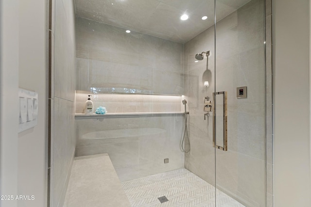 full bathroom featuring tiled shower and recessed lighting