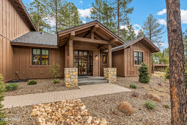 property entrance featuring a shingled roof