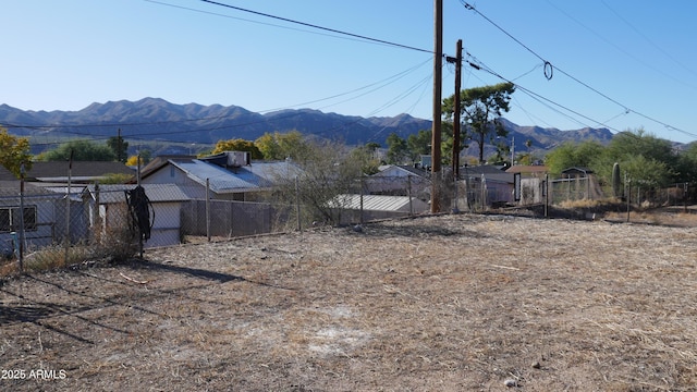 view of yard featuring a mountain view