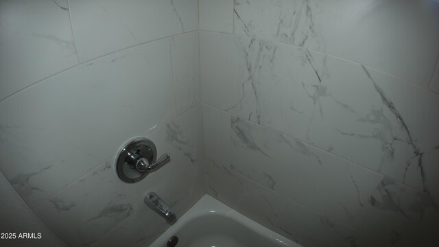 room details with tiled shower / bath