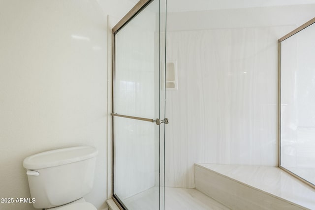 full bath with a shower with shower door and toilet