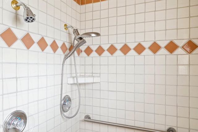 bathroom featuring a tile shower