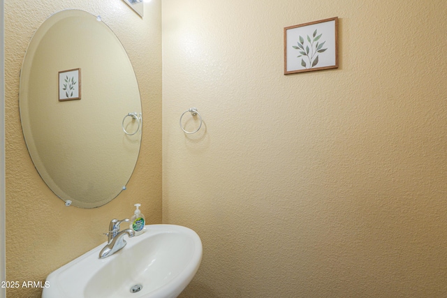bathroom featuring a sink