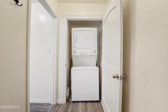 603 S Colcord Rd, Payson, AZ 85541 - laundry area with stacked washer and clothes dryer, wood finished floors, and baseboards