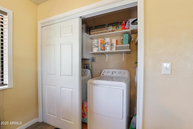 603 S Colcord Rd, Payson, AZ 85541 - laundry area with washing machine and dryer, wood finished floors, and baseboards