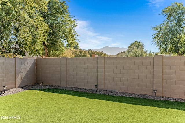 view of yard with a mountain view