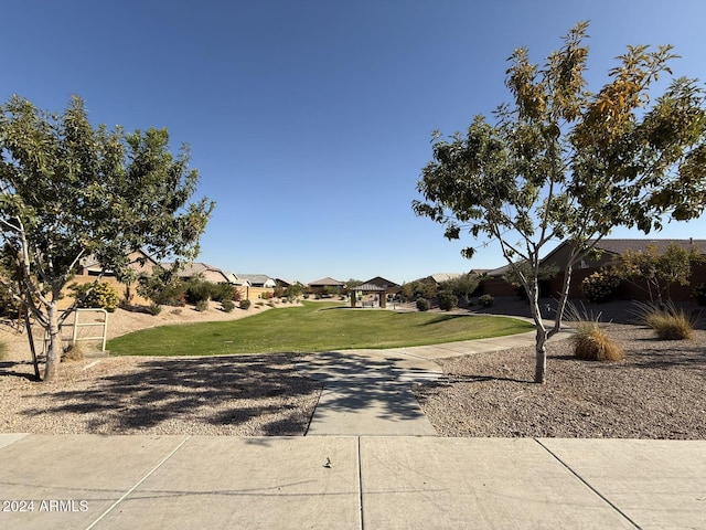 view of property's community featuring a lawn