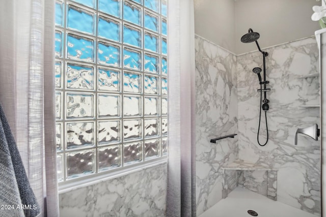 bathroom featuring a tile shower