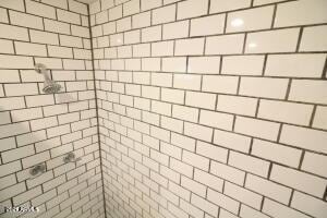 bathroom featuring tiled shower