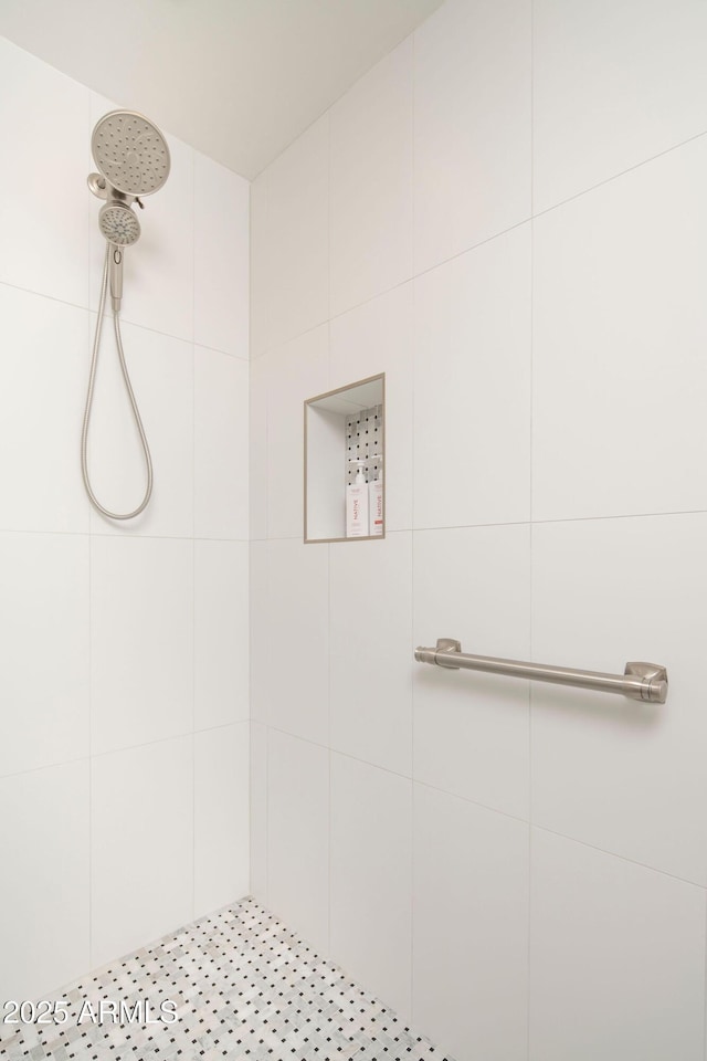bathroom featuring a tile shower