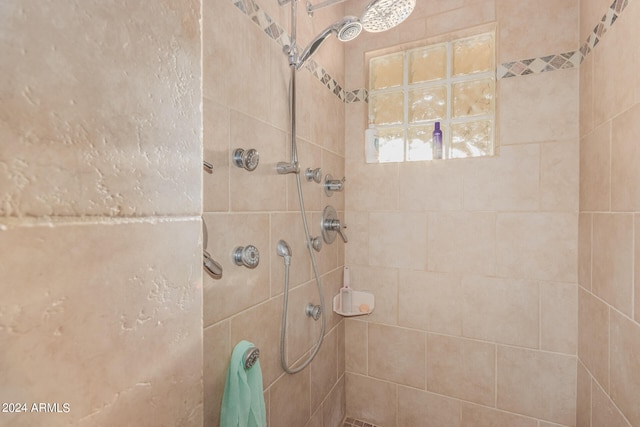 bathroom featuring a tile shower