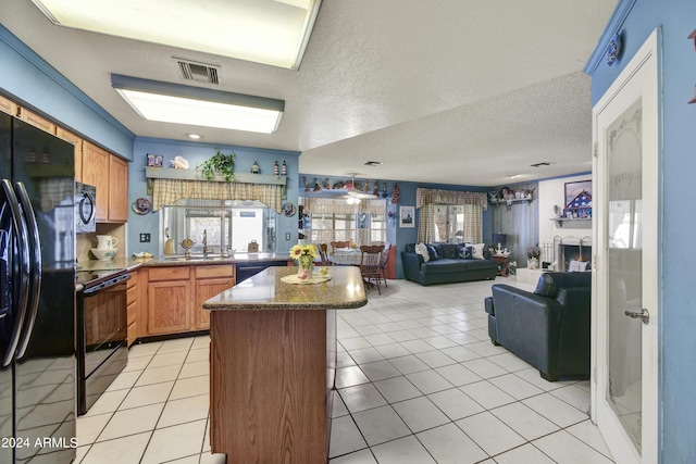 11630 N 74th Dr, Peoria, AZ 85345 - kitchen featuring light tile patterned flooring, a sink, open floor plan, visible vents, and black appliances