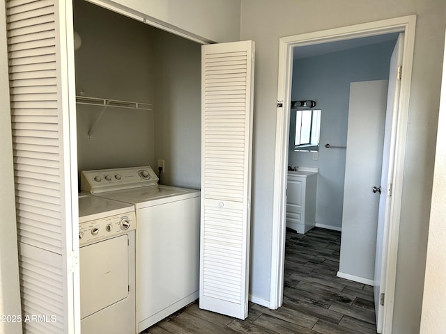 laundry area featuring sink, dark wood-type flooring, and washing machine and clothes dryer