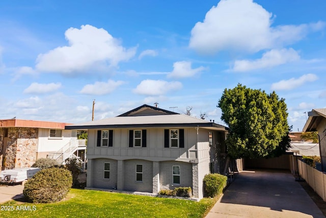 view of front of property with a front yard