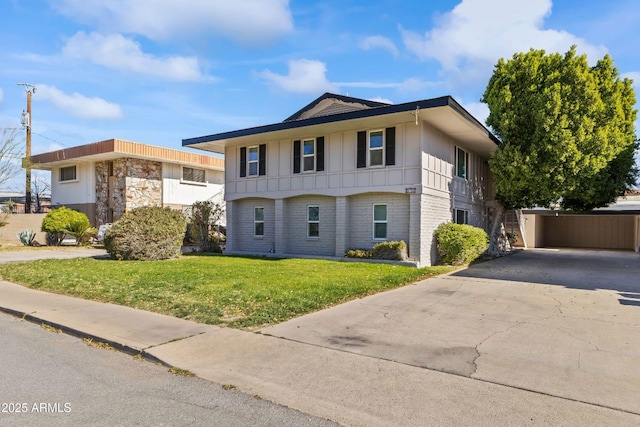 view of front of property featuring a front lawn