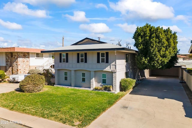 view of front of house featuring a front lawn