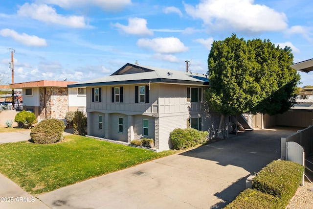 view of front of property featuring a front yard