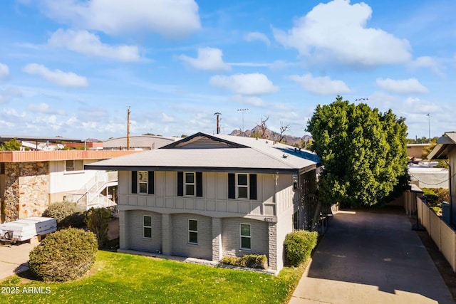 view of front of house featuring a front yard