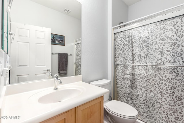 full bath with toilet, a shower with shower curtain, and vanity