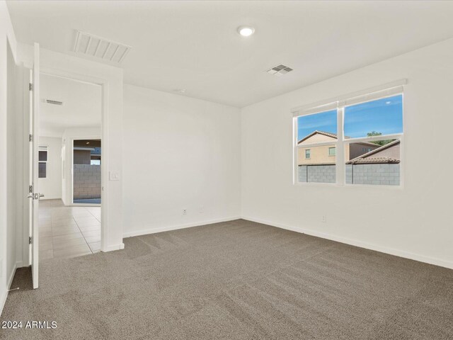 view of carpeted spare room