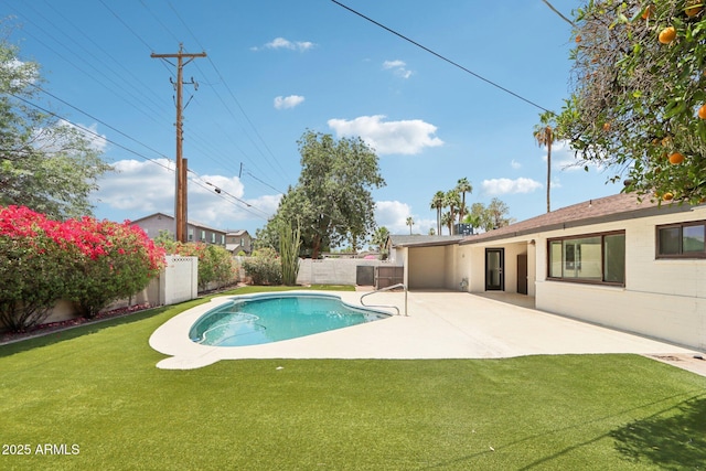 7049 E Latham St, Scottsdale, AZ 85257 - view of swimming pool with a patio