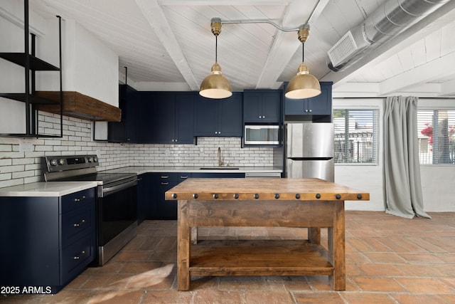 kitchen featuring backsplash, stainless steel appliances, sink, blue cabinetry, and decorative light fixtures