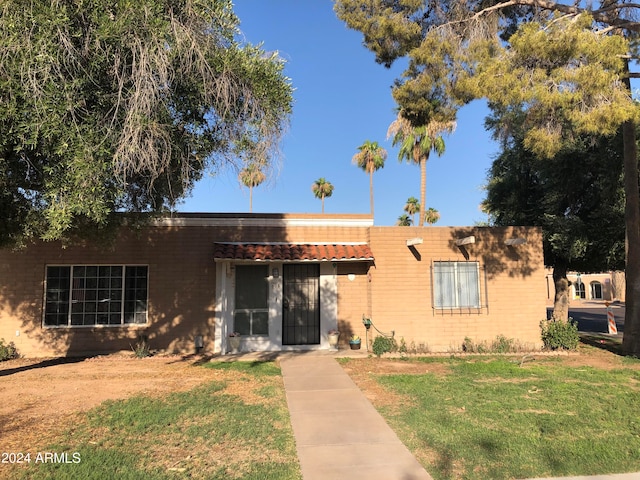 view of front facade featuring a front yard