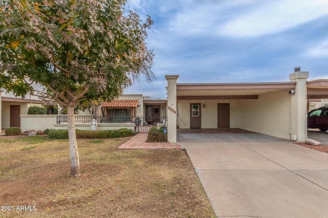 view of front of home with a carport and a front lawn