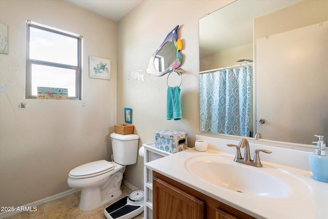 full bath featuring tile patterned floors, toilet, a shower with shower curtain, baseboards, and vanity