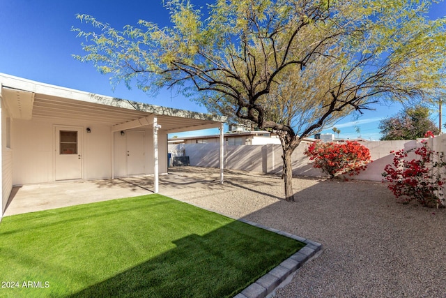 view of yard featuring a patio area