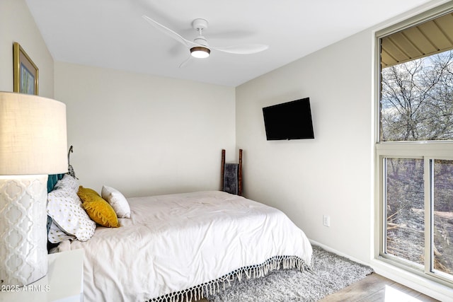 bedroom with ceiling fan