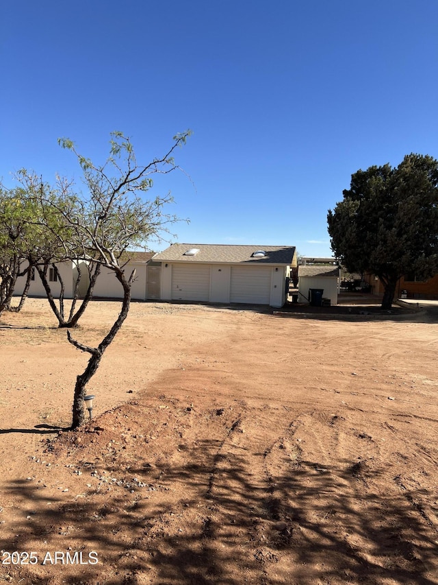 view of yard with driveway