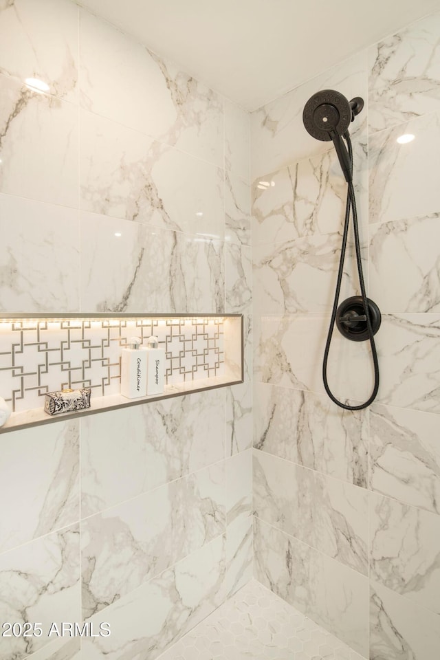 details featuring tiled shower