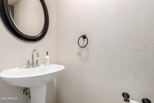 bathroom featuring sink