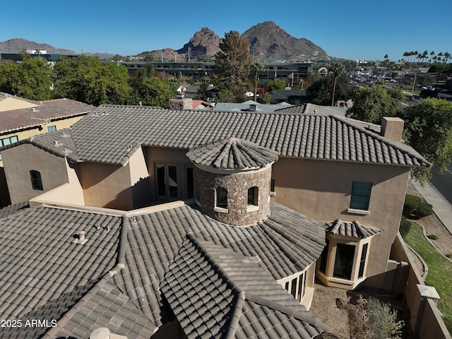 drone / aerial view featuring a mountain view