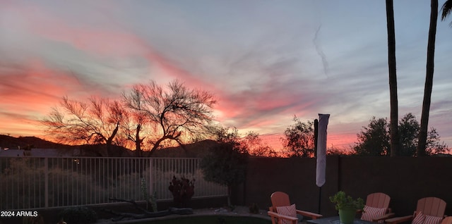 view of yard at dusk