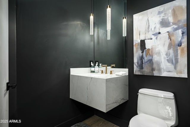 7614 E Cactus Wren Rd, Scottsdale, AZ 85250 - bathroom featuring toilet, baseboards, and vanity