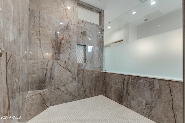 bathroom featuring tiled shower