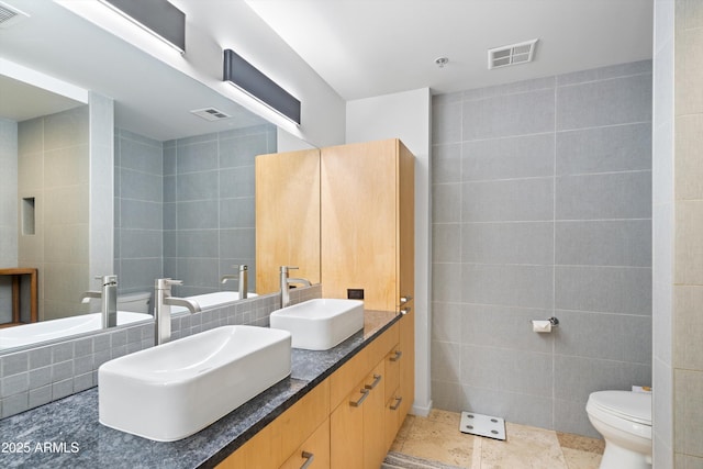 7131 E Rancho Vista Dr Unit 1008, Scottsdale, AZ 85251 - full bath with tile walls, toilet, and double vanity
