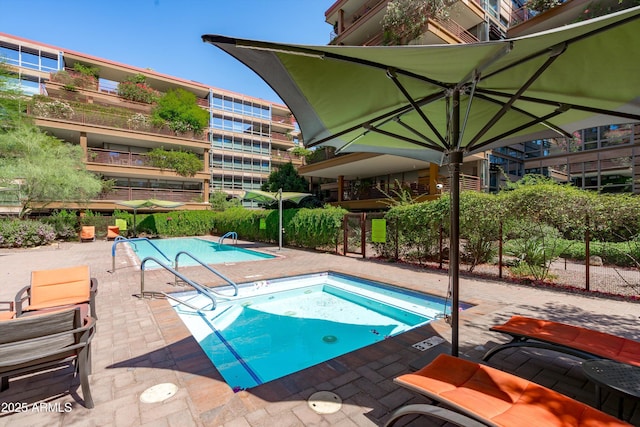 7131 E Rancho Vista Dr Unit 1008, Scottsdale, AZ 85251 - view of pool with a community hot tub and a patio area