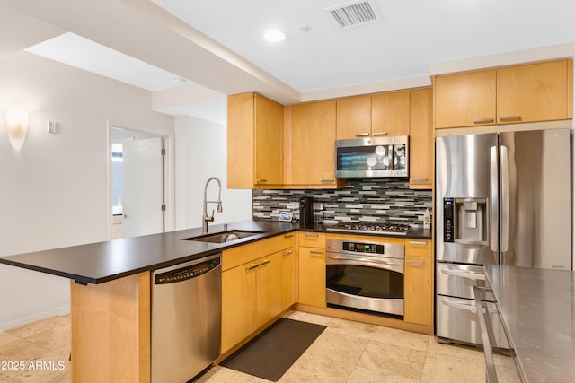 7131 E Rancho Vista Dr Unit 1008, Scottsdale, AZ 85251 - kitchen with stainless steel appliances, a sink, a peninsula, backsplash, and dark countertops