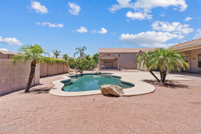 4701 W Fallen Leaf Ln, Glendale, AZ 85310 - view of pool featuring a patio area and a fenced backyard