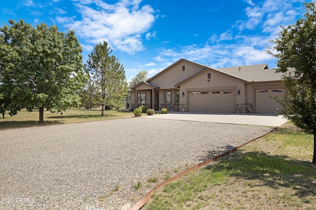 view of front facade featuring a garage and a front yard