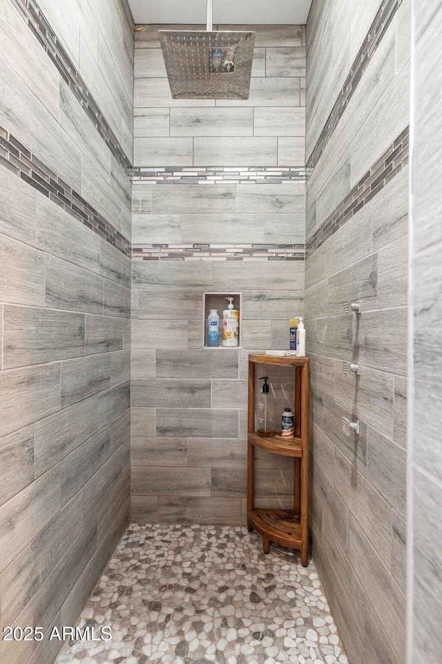 full bathroom featuring a tile shower
