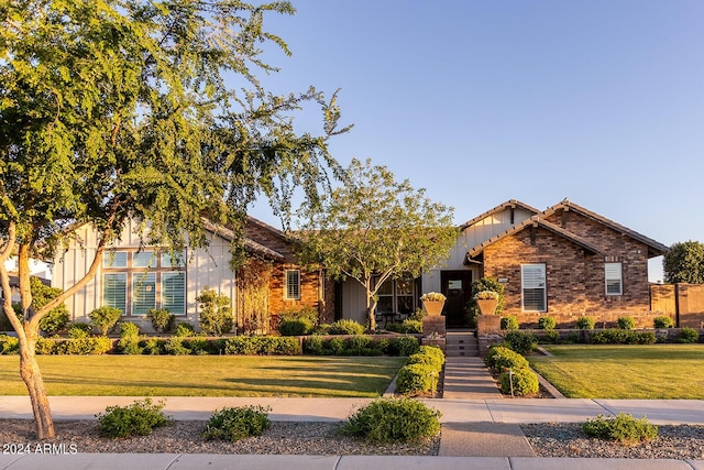 view of front of house featuring a front lawn