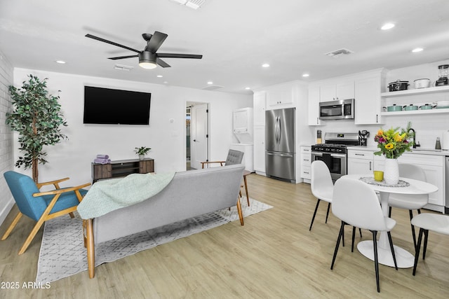 3139 N 40th St, Phoenix, AZ 85018 - living area featuring light wood-type flooring, a ceiling fan, and recessed lighting