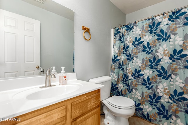 full bathroom with toilet, a shower with curtain, and vanity